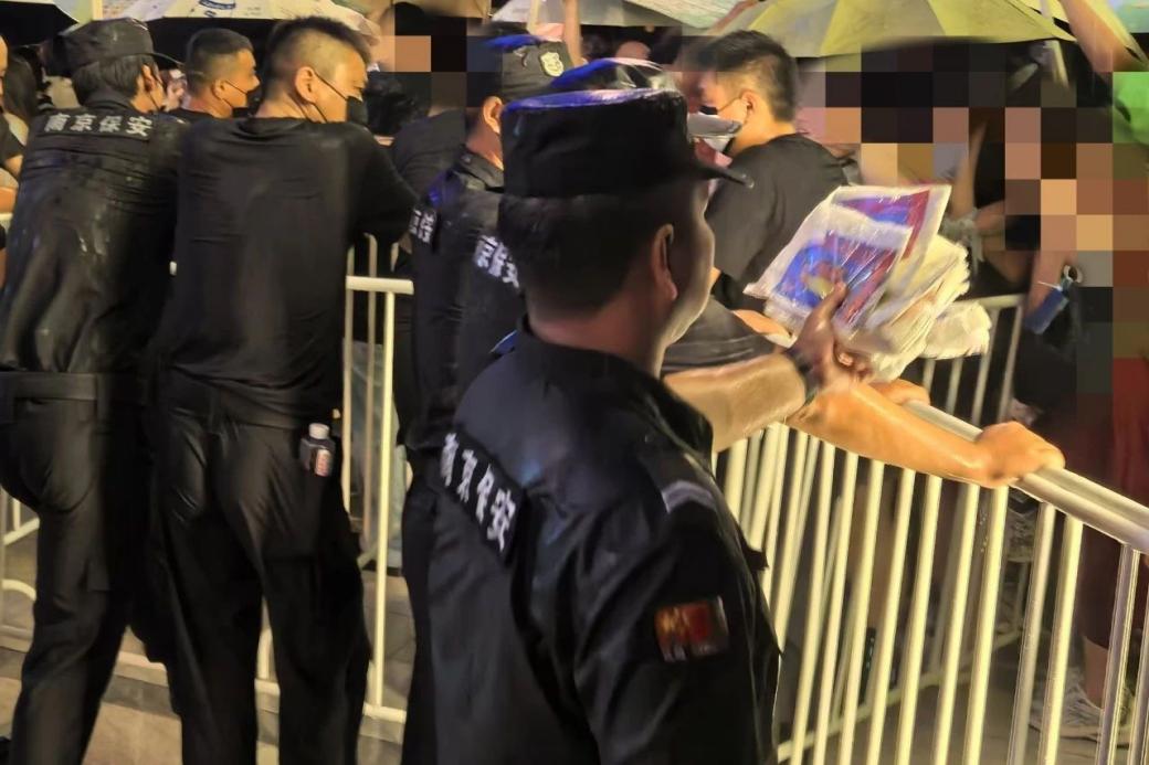 C:/Users/Administrator/Desktop/臺(tái)風(fēng)“貝碧嘉”來襲，南京保安積極應(yīng)對，“守”護(hù)萬家團(tuán)圓！/11.jpg11