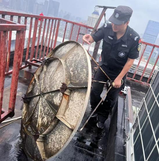 C:/Users/BA/Desktop/風(fēng)雨過后南京保安迅速行動，恢復(fù)安“寧”面貌/11.jpg11