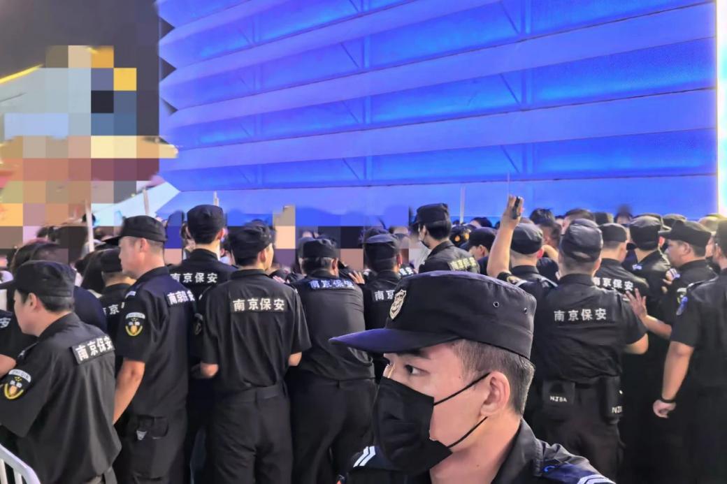 C:/Users/Administrator/Desktop/臺(tái)風(fēng)“貝碧嘉”來襲，南京保安積極應(yīng)對，“守”護(hù)萬家團(tuán)圓！/12.jpg12