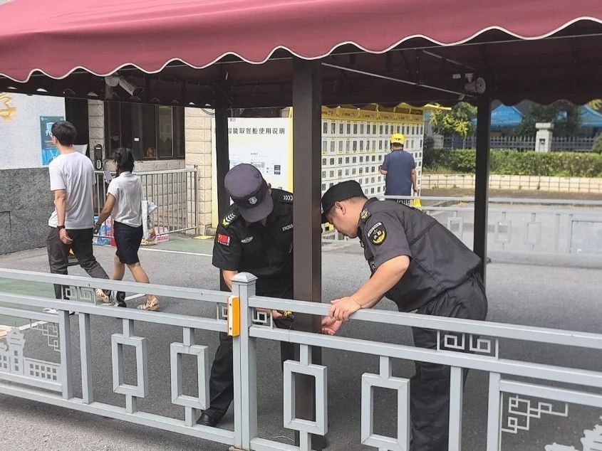 C:/Users/Administrator/Desktop/臺(tái)風(fēng)“貝碧嘉”來襲，南京保安積極應(yīng)對，“守”護(hù)萬家團(tuán)圓！/4.jpg4