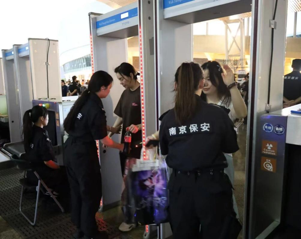 C:/Users/Administrator/Desktop/“安保鐵軍、硬核保障”2024系列報道四十二——南京市保安服務(wù)有限公司成功護(hù)航張碧晨「今兒個開心」十周年巡回演唱會南京站安保任務(wù)/2.jpg2