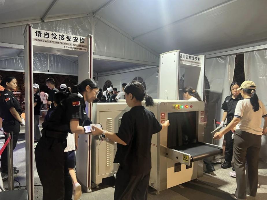 C:/Users/Administrator/Desktop/臺(tái)風(fēng)“貝碧嘉”來襲，南京保安積極應(yīng)對，“守”護(hù)萬家團(tuán)圓！/9.jpg9