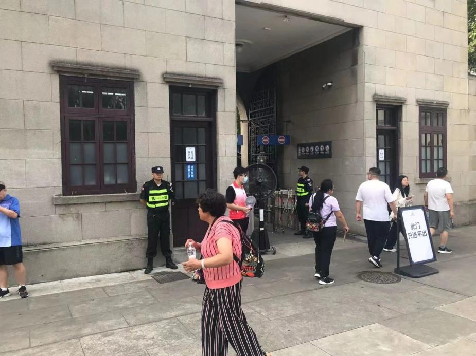 C:/Users/Administrator/Desktop/臺(tái)風(fēng)“貝碧嘉”來襲，南京保安積極應(yīng)對，“守”護(hù)萬家團(tuán)圓！/8.jpg8